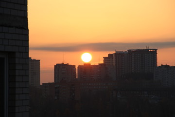 Fototapeta na wymiar autumn sun in the city
