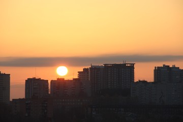 Obraz na płótnie Canvas morning sun over the city