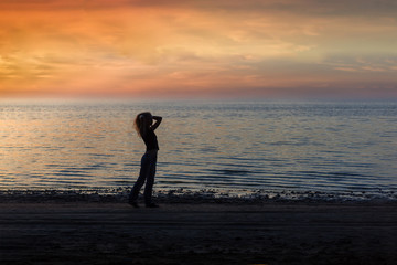 Fototapeta premium girl silhouette at sunset