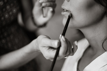 Obraz premium young woman applying makeup