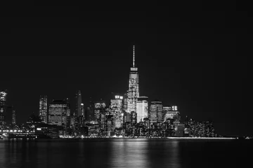 Photo sur Aluminium Noir et blanc Lower Manhattan Skyline de nuit depuis Hoboken en noir et blanc - Freedom Tower sur la photo
