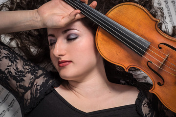 Junge Frau mit Violine 4