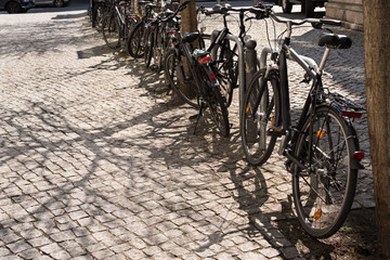 Obraz premium Chaotic bicycle/bike parking in a city - transport, public transport - stolen bikes, old bikes, bike theft - copy space
