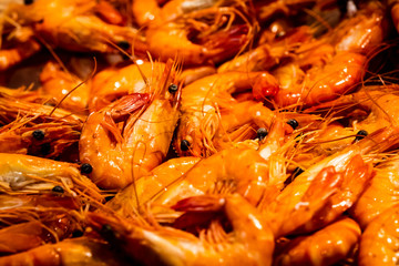 Crevettes fraiches sur étalage de poissonnier