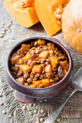 Spicy curry with green lentils, pumpkin and raisins