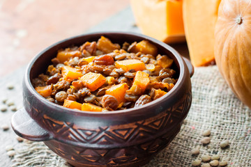 Spicy curry with green lentils, pumpkin and raisins