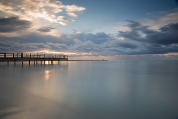 Obraz premium Amanecer en el embarcadero