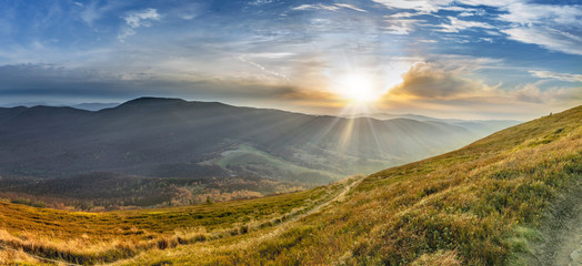 Obraz premium Zachód słońca na jesieni w górach. Bieszczadzki Park Narodowy - łąka Caryńska - Polska.