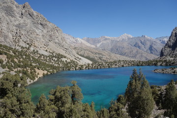 Türkis blaufarbener Alaudinsee im Pamirgebirge - Tadschikistan