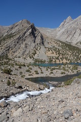 Türkis blaufarbener Alaudinsee im Pamirgebirge - Tadschikistan