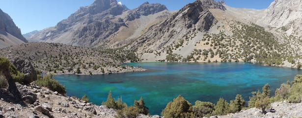 Türkis blaufarbener Alaudinsee im Pamirgebirge - Tadschikistan