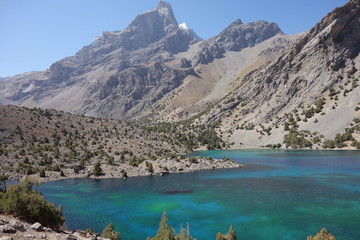 Türkis blaufarbener Alaudinsee im Pamirgebirge - Tadschikistan