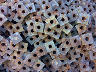 Sections carr&eacute;es perc&eacute;es d'un rond de poutres en m&eacute;tal servant &agrave; la construction d'&eacute;chafaudages empil&eacute;es les unes sur les autres