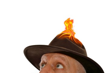 Der Hut brennt: Feuer am Hut am Kopf von Mann, Feuer am Dach