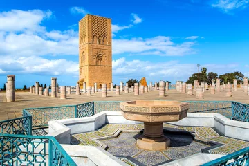 Zelfklevend Fotobehang Prachtig plein met Hassan-toren bij Mausoleum van Mohammed V in Rabat, Marokko op zonnige dag © olenatur