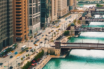 Naklejka premium Rzeka Chicago z łodziami i ruchem w centrum Chicago