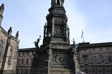 Fototapeta na wymiar неоготический пьедестал статуи герцога Баклю в Эдинбурге
