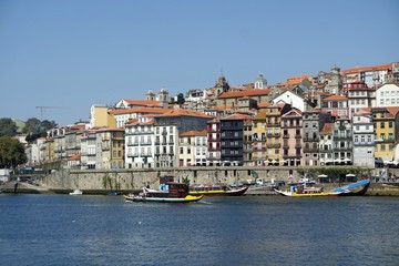 Fototapeta na wymiar colorful houses on the douro river in porto