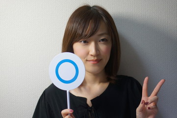 マルを示す女性