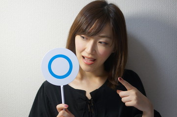 マルを示す女性