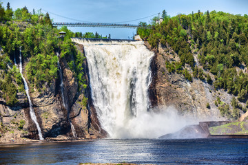 Fototapeta premium Montmorency Falls, duży wodospad w mieście Quebec w Kanadzie. Słynne popularne miejsce turystyczne w Quebecu, atrakcja turystyczna.