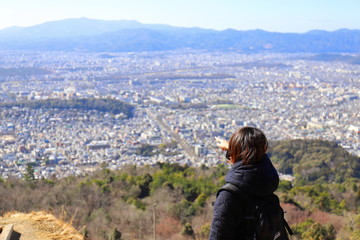 大文字山の頂上と女の子