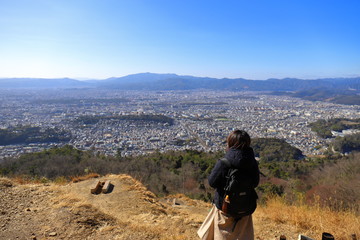 大文字山の頂上と女の子