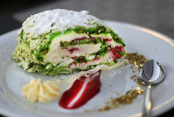 Photo of a bright pistachio cream pie