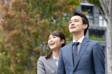 空を眺める女性と男性