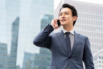 携帯をかけるビジネスマン