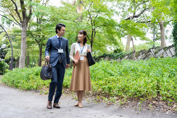 話合うビジネスマン