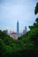 Fototapeta premium skyline of city through mountains