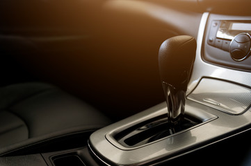 Obraz premium closeup automatic gear in new car with soft-focus and over light in the background