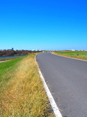 Naklejka premium 江戸川のサイクリング道路風景
