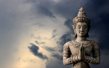 oude grote boeddha op lucht met soft-focus en over licht op de achtergrond