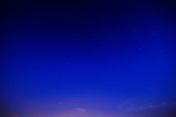 Keuken spatwand met foto nachtblauwe lucht en sterachtergrond © kuarmungadd