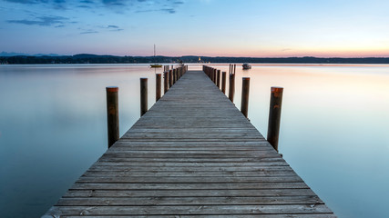 Abendstimmung mit Blick auf einen Steg am Starnberger See - obrazy, fototapety, plakaty