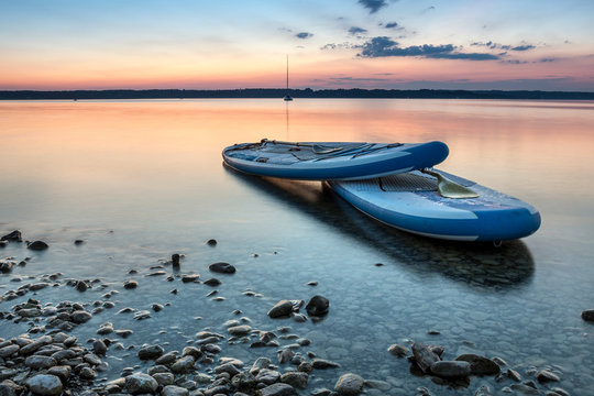 Abendstimmung mit Blick auf 2 Stand up Paddling Boards am Ufer des Starnberger Sees