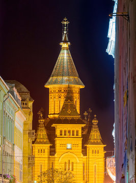 Bei Nacht beleuchtete Orthodoxe Kathedrale Mitropolitana am Rande der historischen Altstadt von Timisoara, Rum&auml;nien