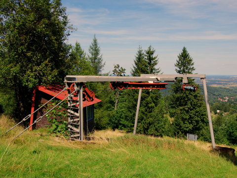 Stara, nieużywana stacja małej kolei linowej na szczycie g&oacute;ry; nieczynny orczyk latem