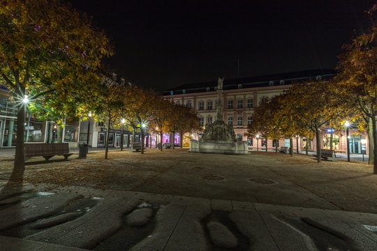 Sankt Georgsbrunnen in Trier bei Nacht