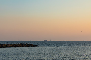 (東京都ｰ湾岸風景)薄っすらピンクに染まる東京湾の夕景