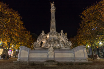 Fototapeta premium Sankt Georgsbrunnen in Trier bei Nacht