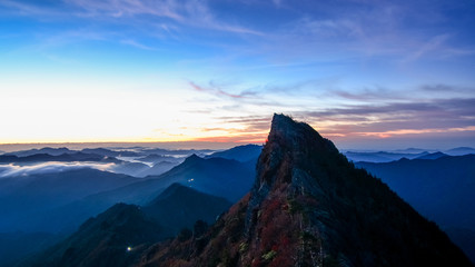 日本、霊峰・石鎚山の絶景、朝、朝日、日の出、四国、愛媛県、高知県、秋の紅葉