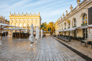 Obraz premium Morning view on the Stanislas square with Golden gate in the old town of Nancy city, France