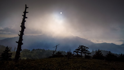 日本、霊峰・石鎚山の絶景、夕日、霧、四国、愛媛県、高知県、秋の紅葉