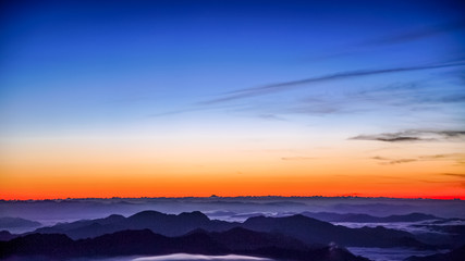 日本、霊峰・石鎚山の絶景、朝、朝日、日の出、四国、愛媛県、高知県、秋の紅葉