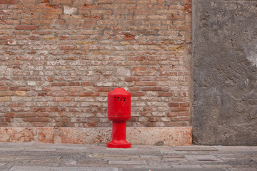 idrante nella calle di venezia, dettaglio rosso