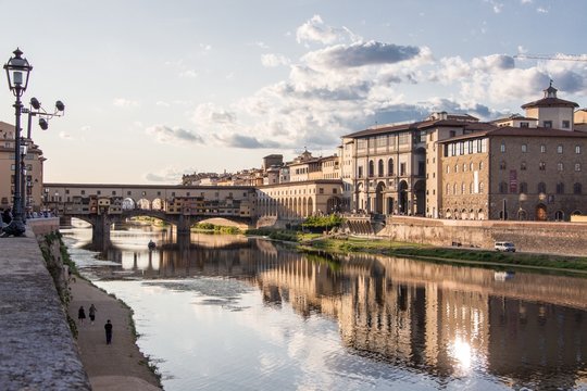 Florenz Tiber Spiegelung Uffizien Ponte Vecchio Br&uuml;cke