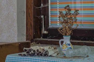 vertrocknete pflanze und essbesteck